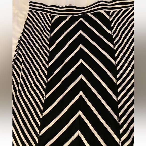Chicos Zenergy Skirt (3) XL 16 Black White Maxi Long Pull On Stripe Chevron - Picture 4 of 11